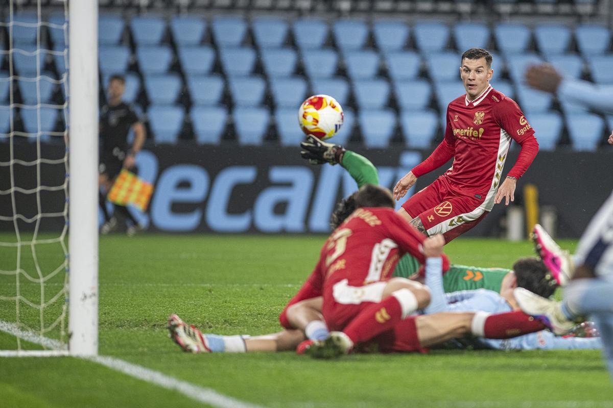 César, atento a la trayectoria del balón en la jugada del gol del Tenerife en Balaídos.
