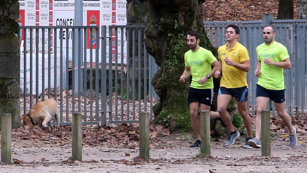 Gente haciendo deporte en el parque de Castrelos.