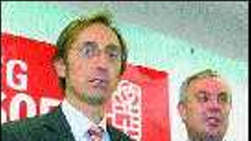 Manuel Vázquez (derecha) junto al candidato del PSOE a la Alcaldía de San Xoán de Río, Dario Álvarez.  / iñaki osorio