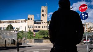 Una víctima de abusos sexuales, frente al instituto Maristes de Rubí, donde los sufrió hace años.