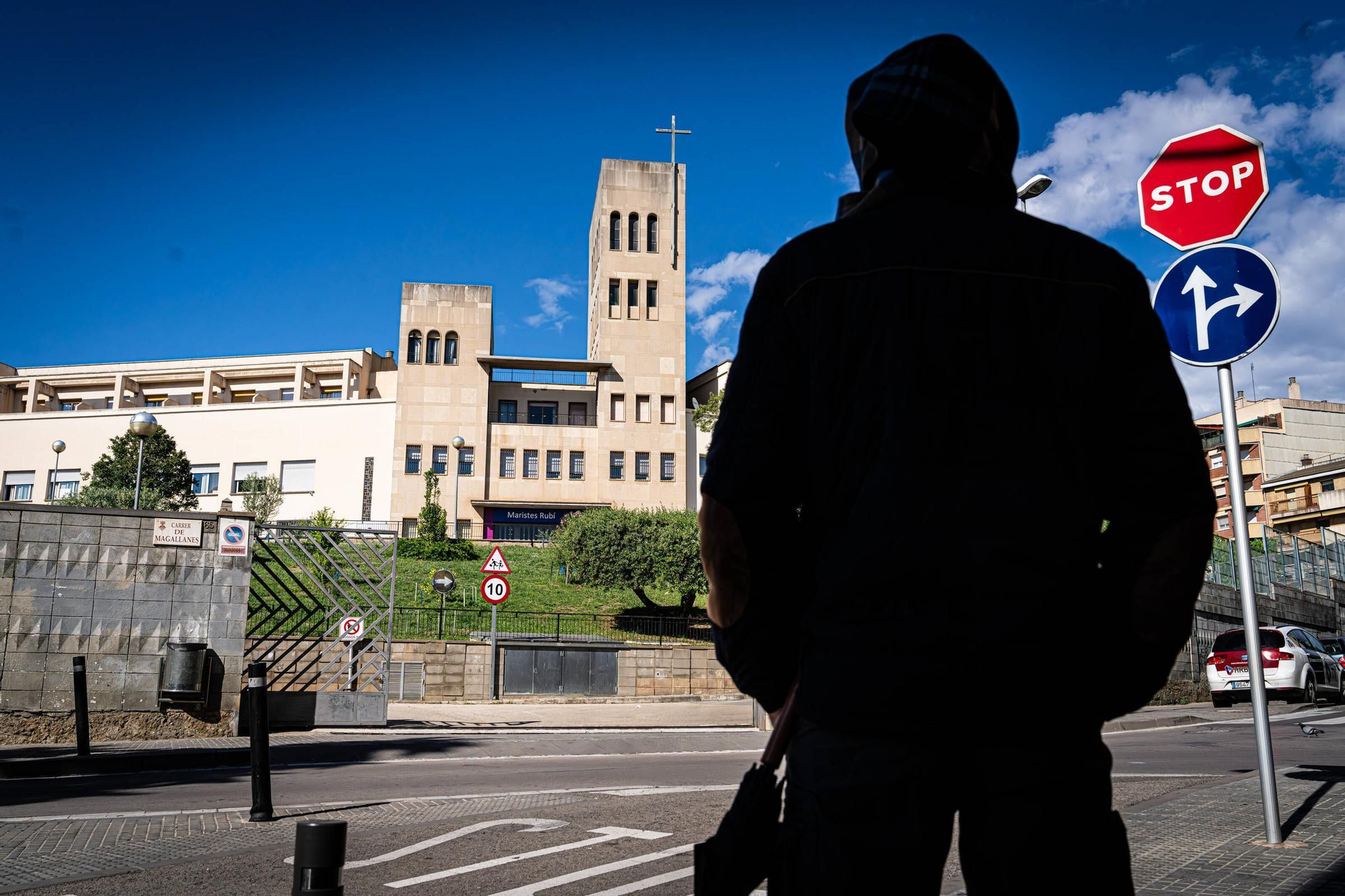 Una víctima de abusos sexuales, frente al instituto Maristes de Rubí, donde los sufrió hace años.