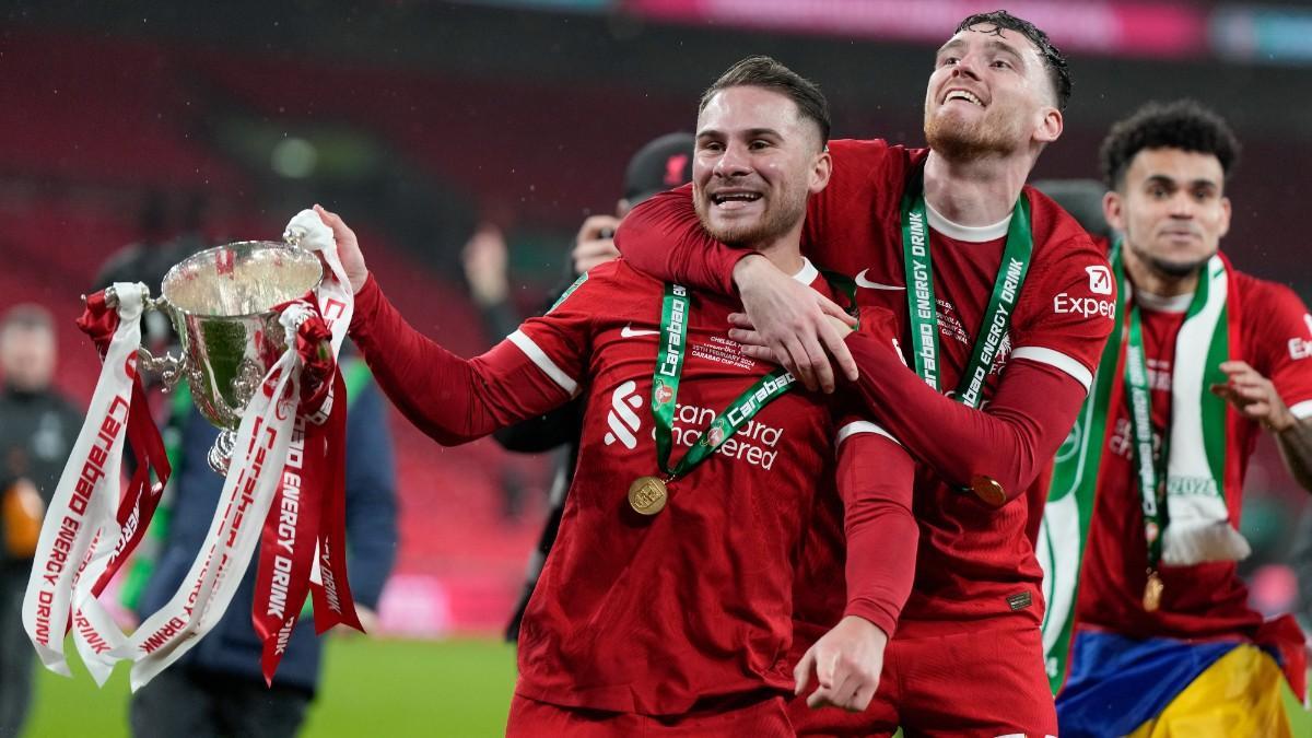 Mac Allister celebra la victoria del Liverpool en la EFL Cup
