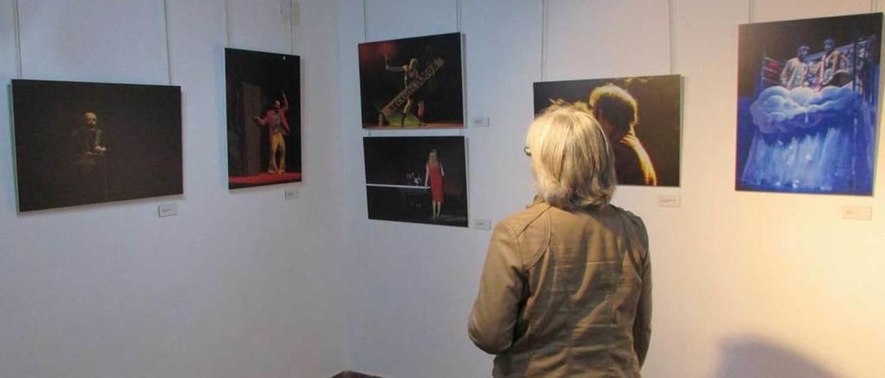 Una persona, observando la exposición ayer.