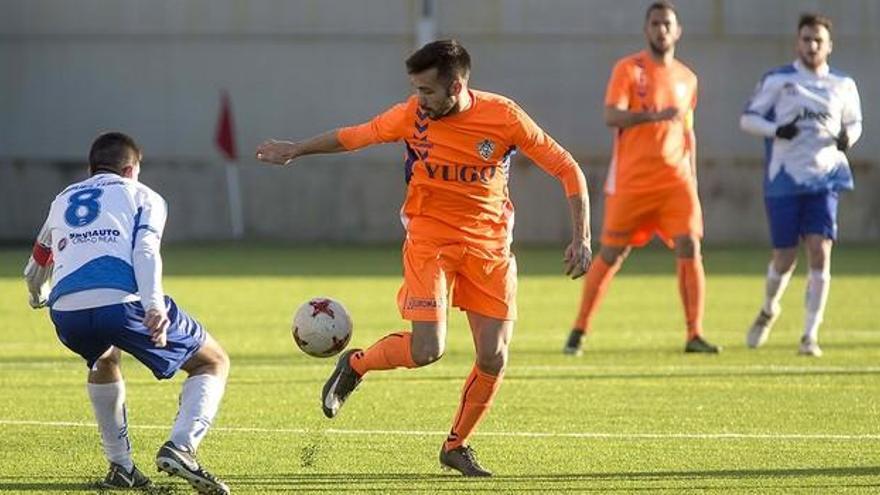 Pepe delgado toca el balón con el Sucuéllamos.