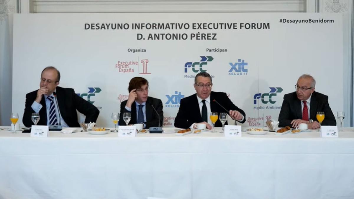El alcalde de Benidorm, junto al de Madrid y los representantes de Executive Forum y FCC Medio Ambiente, durante el evento que ha tenido lugar en la capital.