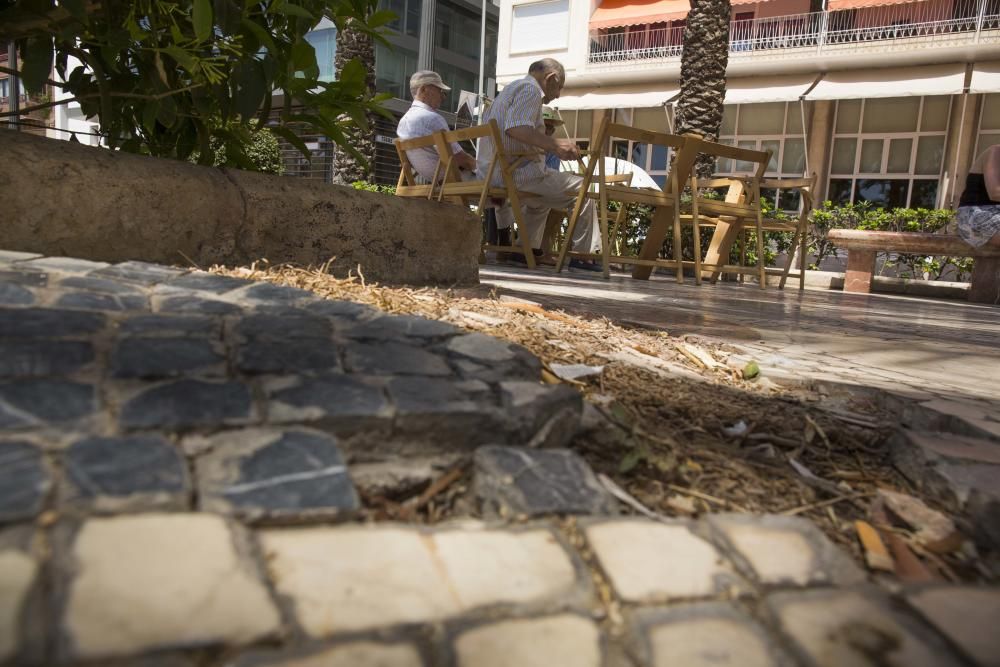 Teselas fuera de su sitio, suciedad, agujeros y grietas en el paseo de la Explanada