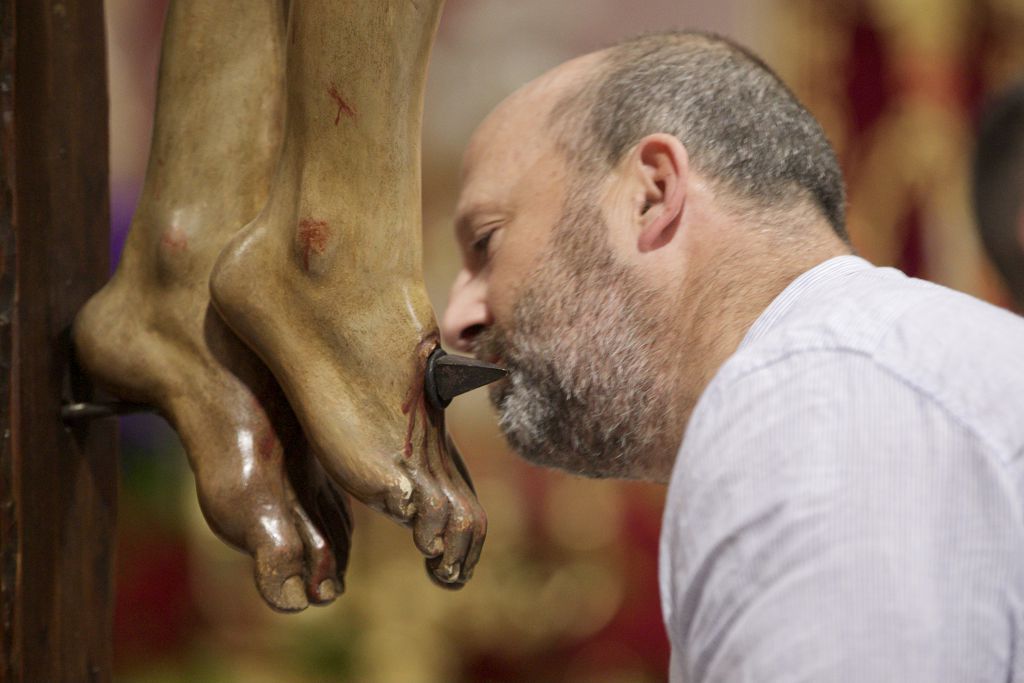 Las imágenes del besapié al Santísimo Cristo del Perdón en San Antolín