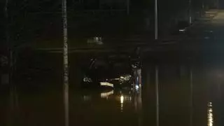 Un coche inundado de madrugada en la zona del Dechatlon de Mérida