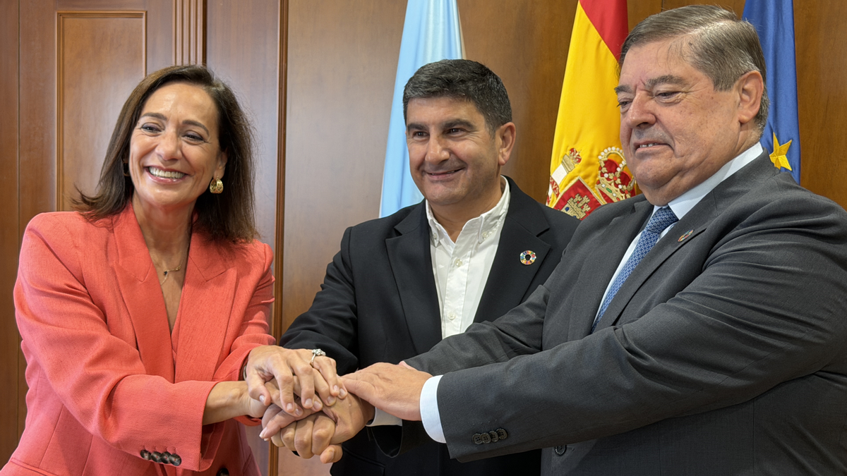 La diputada Obdulia Taboadela, el hasta ahora Subdelegado del Gobierno en A Coruña, Julio Abalde, y el delegado del Gobierno en Galicia, Pedro Blanco.
