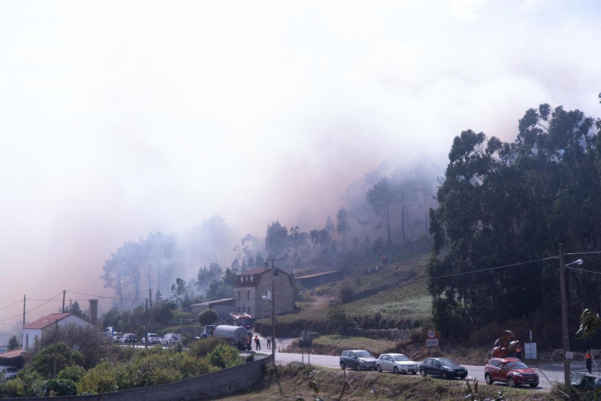 La zona de Guixín, en Corme Aldea, cercada por el fuego
