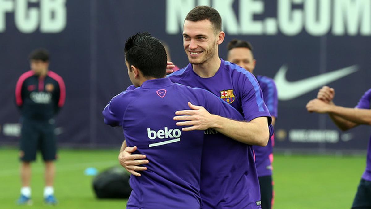 Xavi abraza a Vermaelen, antes del entrenamiento de este domingo en la ciudad deportiva de Sant Joan Despí