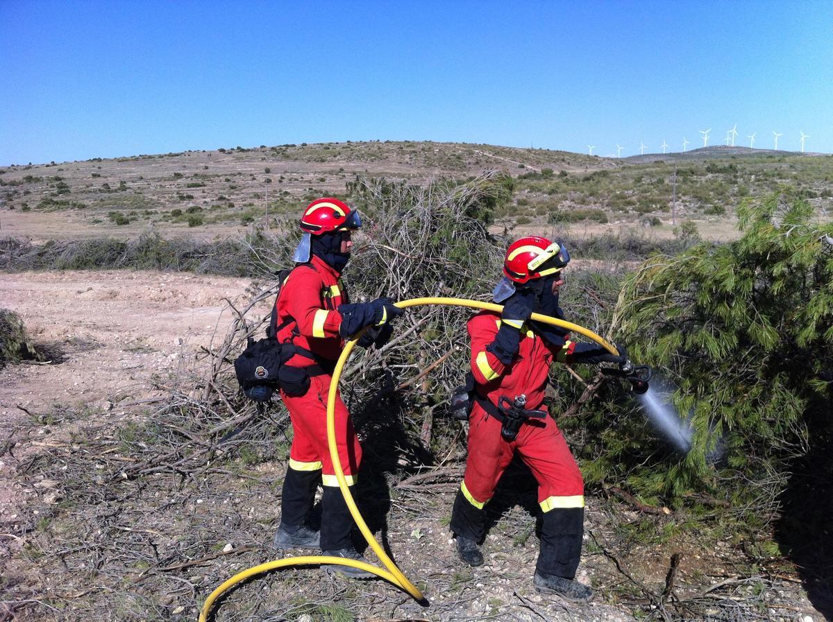 Efectivos de la Unidad Militar de Emergencias (UME) utilizan el producto FS-01 en el campo militar de Albacete.