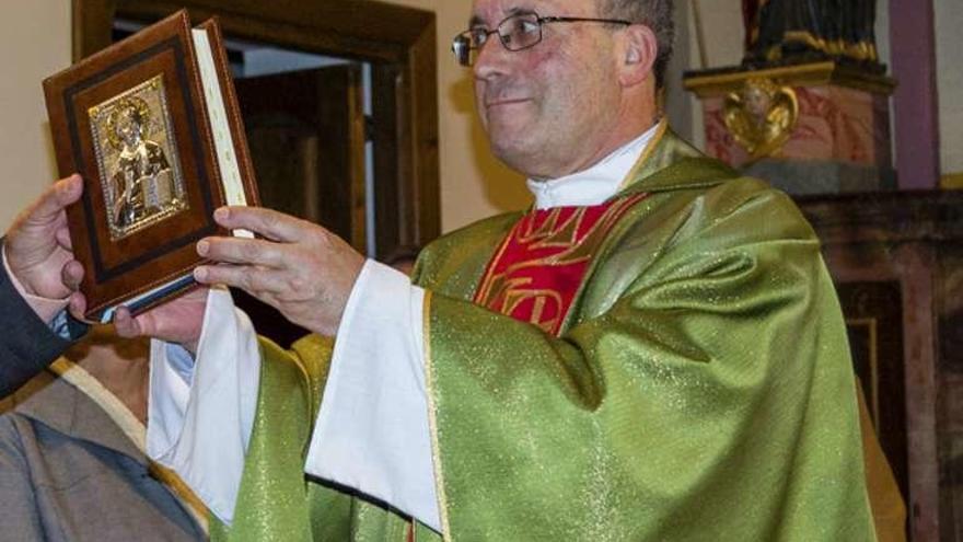 Ramos Gordón con el libro que le regalaron los vecinos de Moreruela de Tábara el día de su despedida oficial en Tábara.