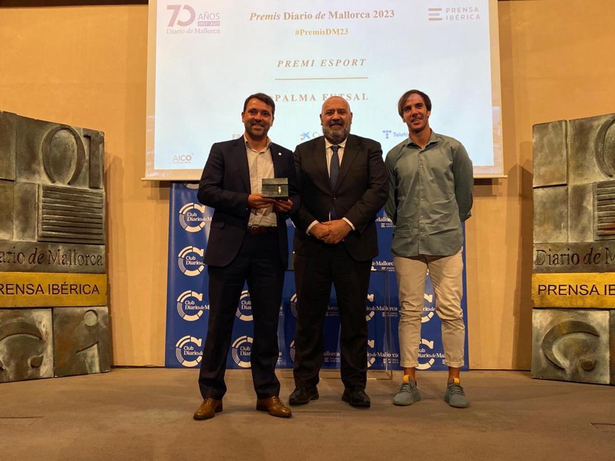 José Tirado y Carlos Barrón (Palma Futsal) reciben el Premi Diario de Mallorca Esport que le entrega Jaime Martínez, alcalde de Palma