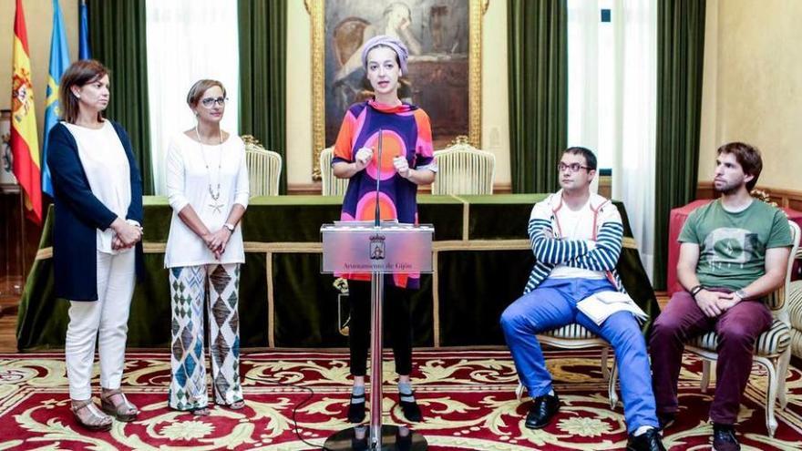 Por la izquierda, Montserrat López, Raquel Huergo, Virginia López, Pedro Lavilla y Héctor González, ayer, en el salón municipal de recepciones.