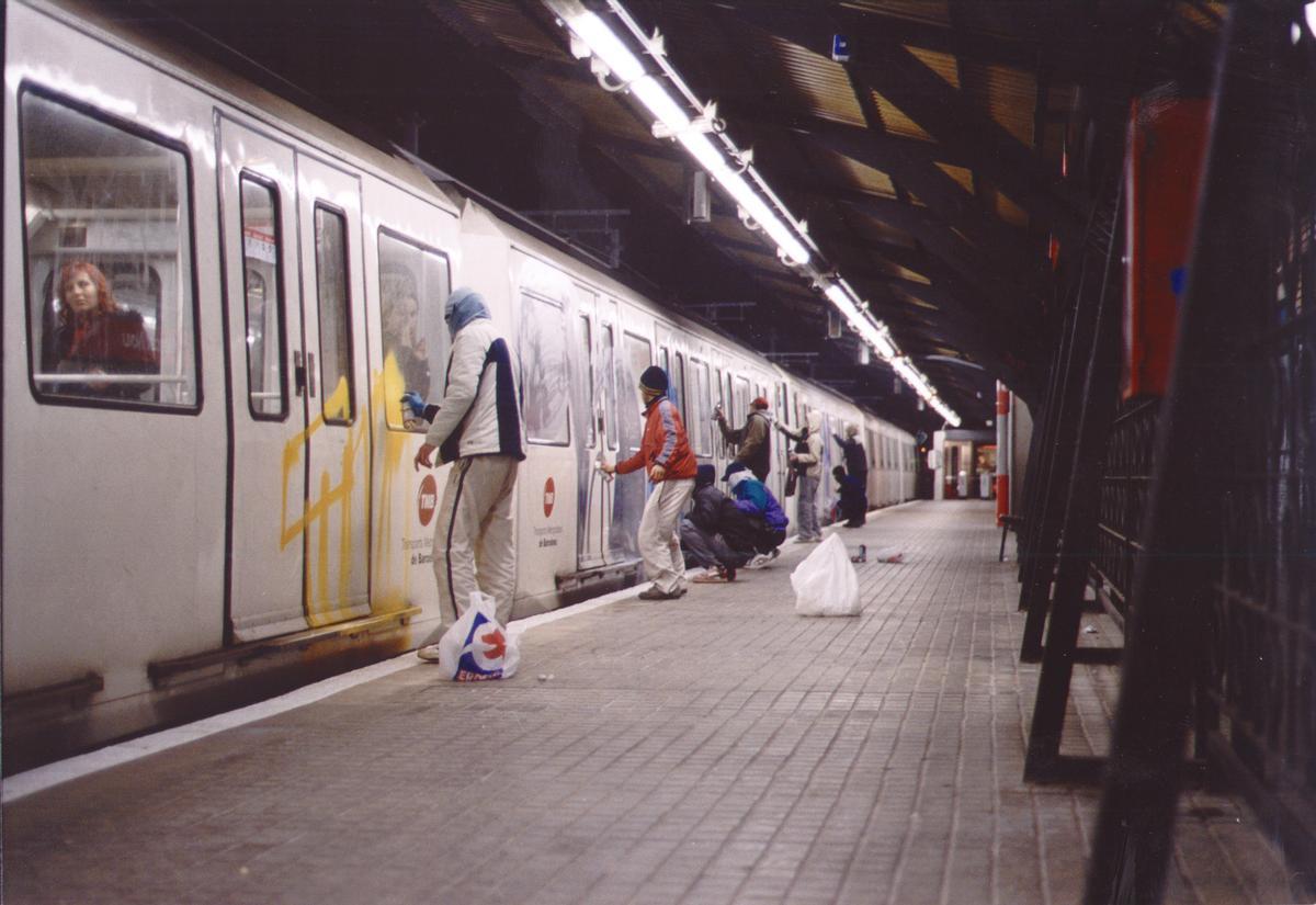 Grafiteros en la estación de Mercat Nou (L1), en una imagen de 2004