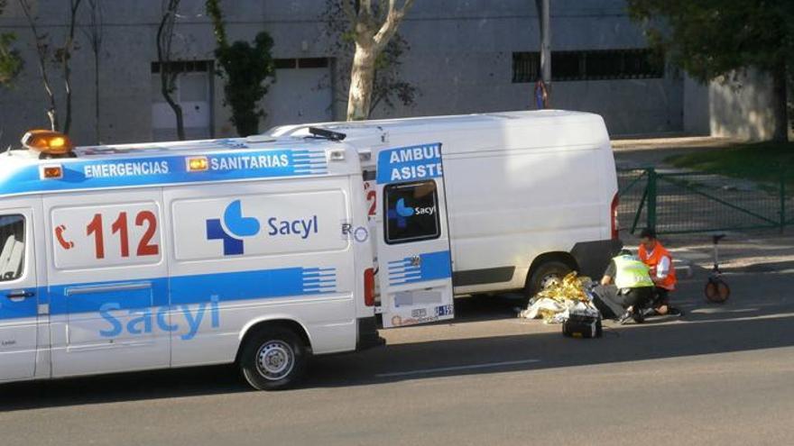 La ambulancia del Sacyl, en el lugar del atropello.