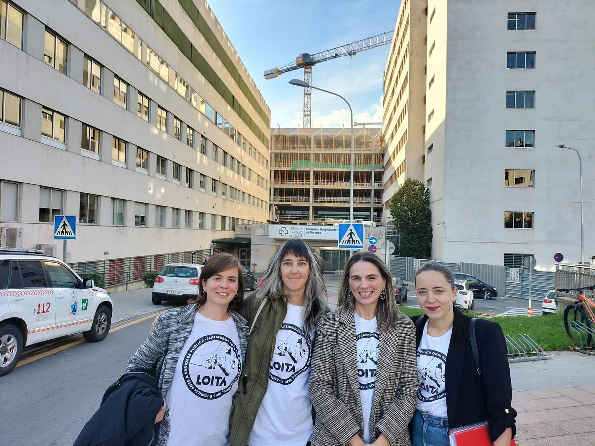 Representantes de la plataforma Loita, ante el edificio Materno Infantil del hospital de Ourense.