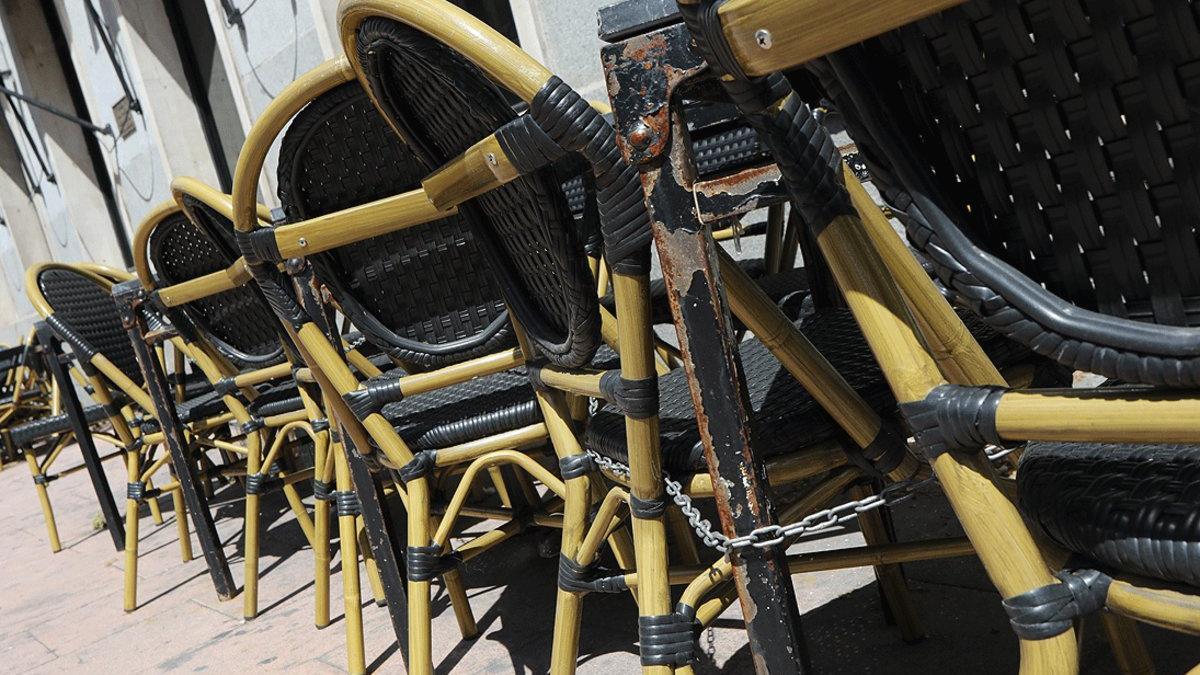 Mesas vacías en la terraza de un bar de Madrid cerrado por el estado de alarma, el 29 de abril