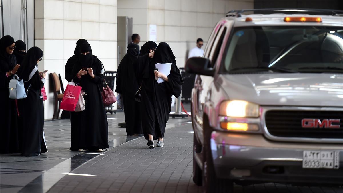 mbenach40325360 saudi women wait for their drivers at a hotel in the saudi c170929173814