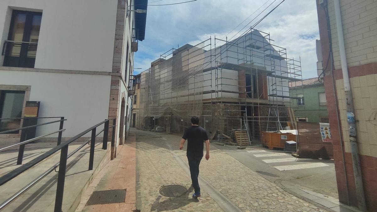 El edificio en obras para la ampliación museística, frente al palacio Fontela.