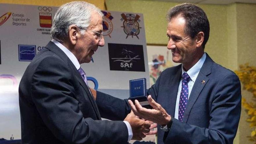 José Luis Méndez recibe la Insignia de Oro de manos de Climent.