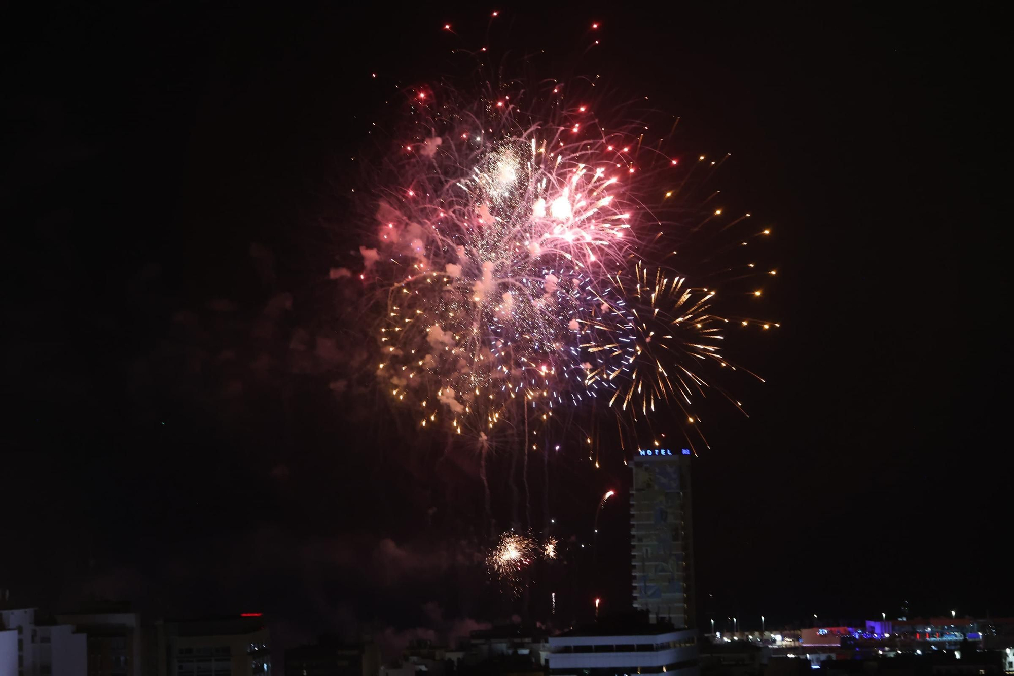 Así ha sido el espectáculo de la pirotecnia Gironina desde el Castillo de San Fernando en Alicante