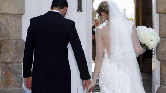 Una pareja de novios de espaldas. bernabé / luismy