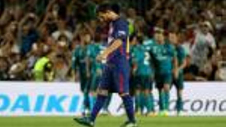 Leo Messi, abatut després d&#039;un dels tres gols del Reial Madrid al Camp Nou.