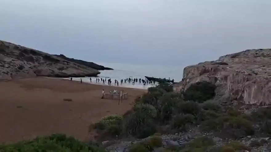 Una embarcación con unas 50 personas a bordo llega a Cala de los Dentoles, en Cartagena