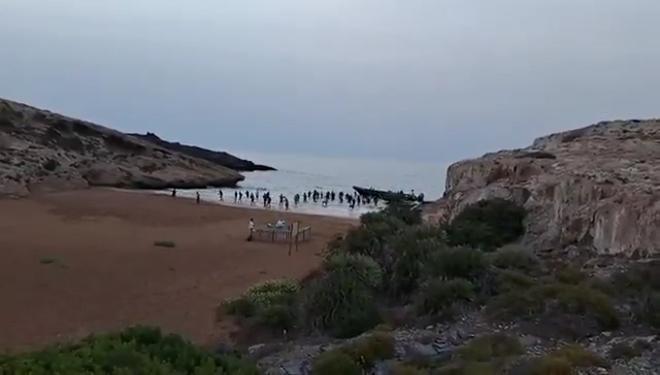 Una embarcación con unas 50 personas a bordo llega a Cala de los Dentoles, en Cartagena