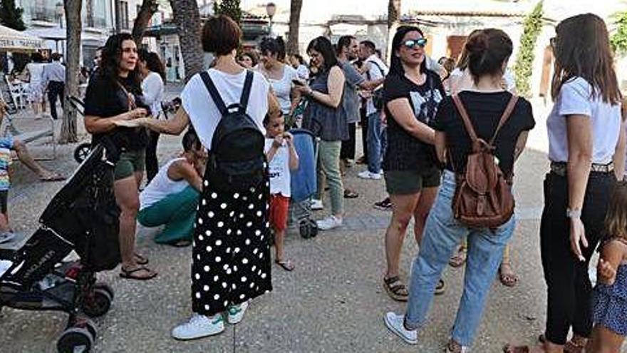 Concentración en la plaza del Parque de educadoras de Infantil.