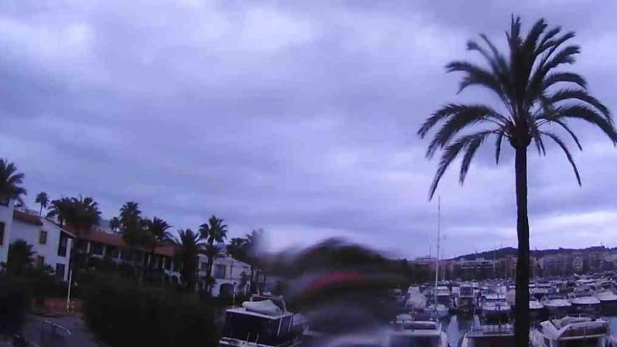 Grauer Himmel am Sonntagmorgen (26.11.) in Port d&#039;Alcúdia auf Mallorca