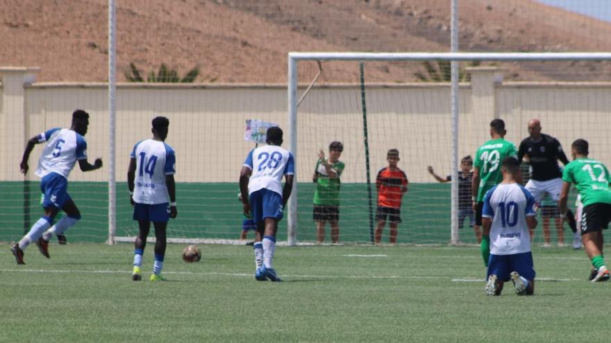 Momento en el que Omar se apresta a ejecutar el penalti que suponía el 0-1 para el Tenerife B frente al Unión Sur Yaiza.