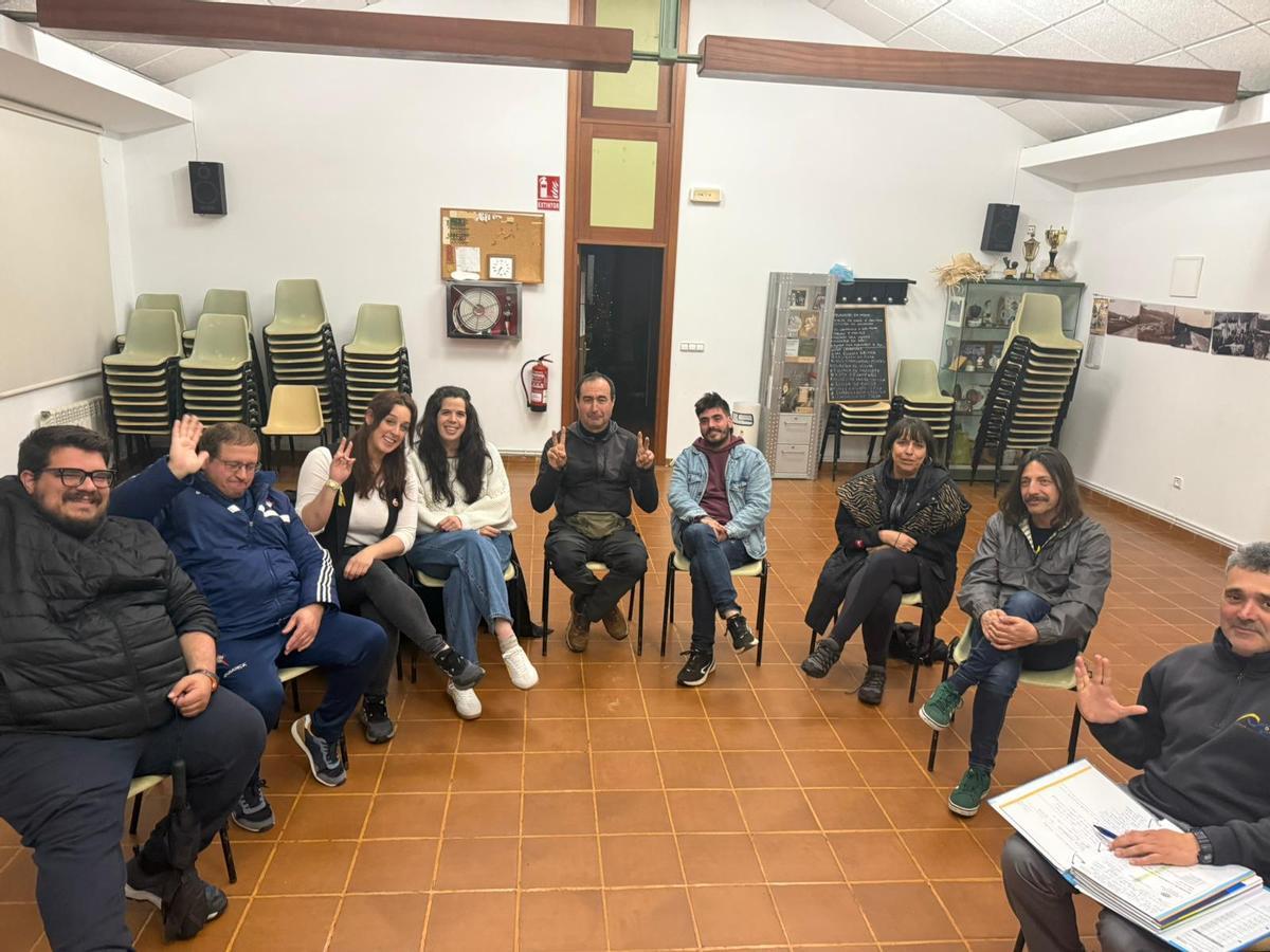 Organizadores de Festa Raxada, nunha reunión na Casa Veciñal de Couso.