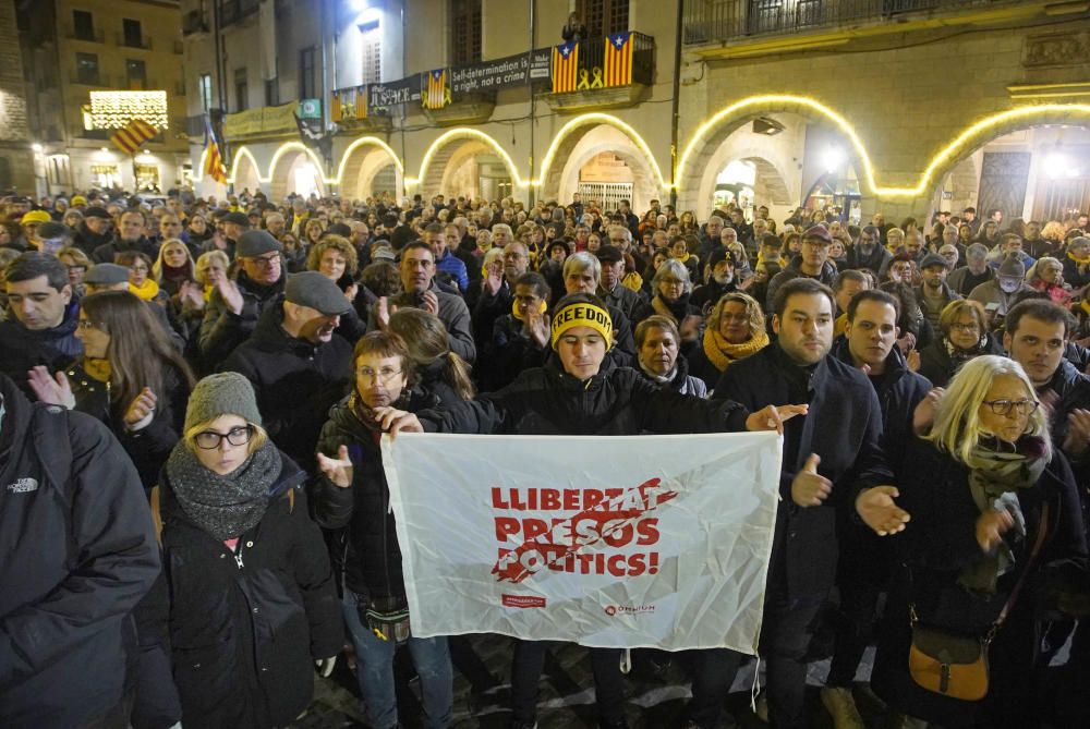 Concentració a la plaça del Vi contra la resolució de la JEC sobre Quim Torra i Oriol Junqueras