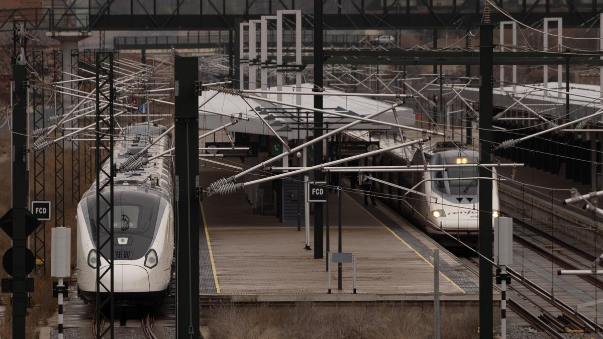 Talgo Avril (izquierda), junto a un Alvia en la estación de Zamora