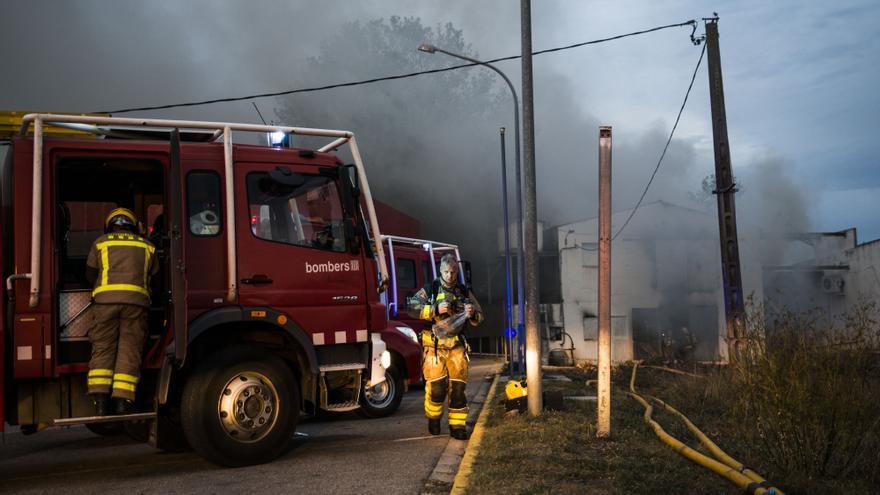 Els Bombers donen per extingit l&#039;incendi de l&#039;empresa de cànnabis medicinal de Verges