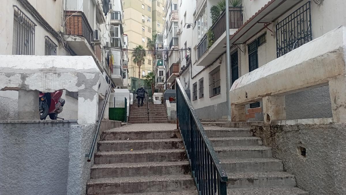 Los vecinos de la calle Trinquete, en Monte Pavero, tienen que hacer frente a cuatro tramos de escaleras con 54 peldaños en total.