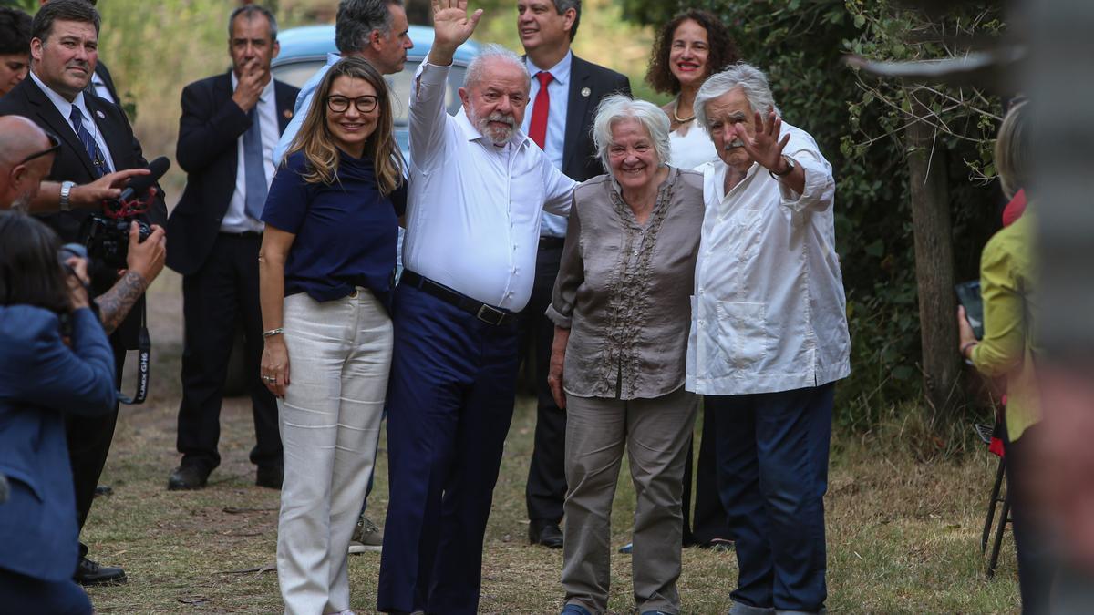 El presidente de Brasil, Luiz Inácio Lula da Silva (izq.), visita al ex presidente de Uruguay José Pepe Mujica en su casa en el Rincón del Cerro, hoy en Montevideo