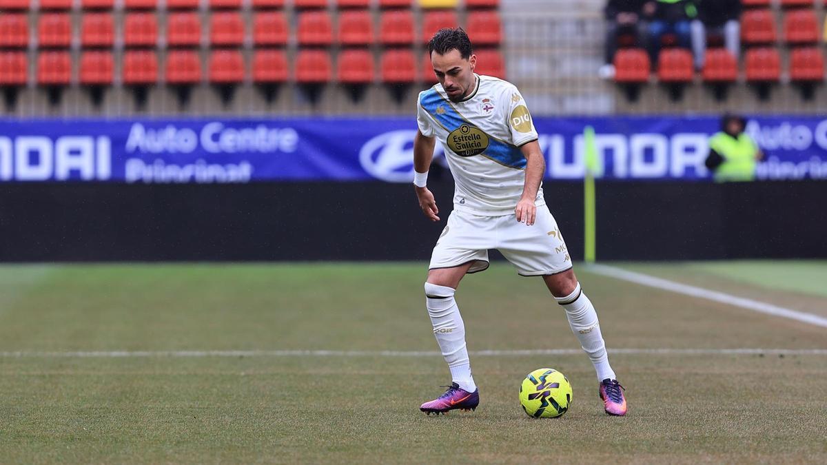 Quagliata controla el balón en el partido del Dépor contra el Andorra.