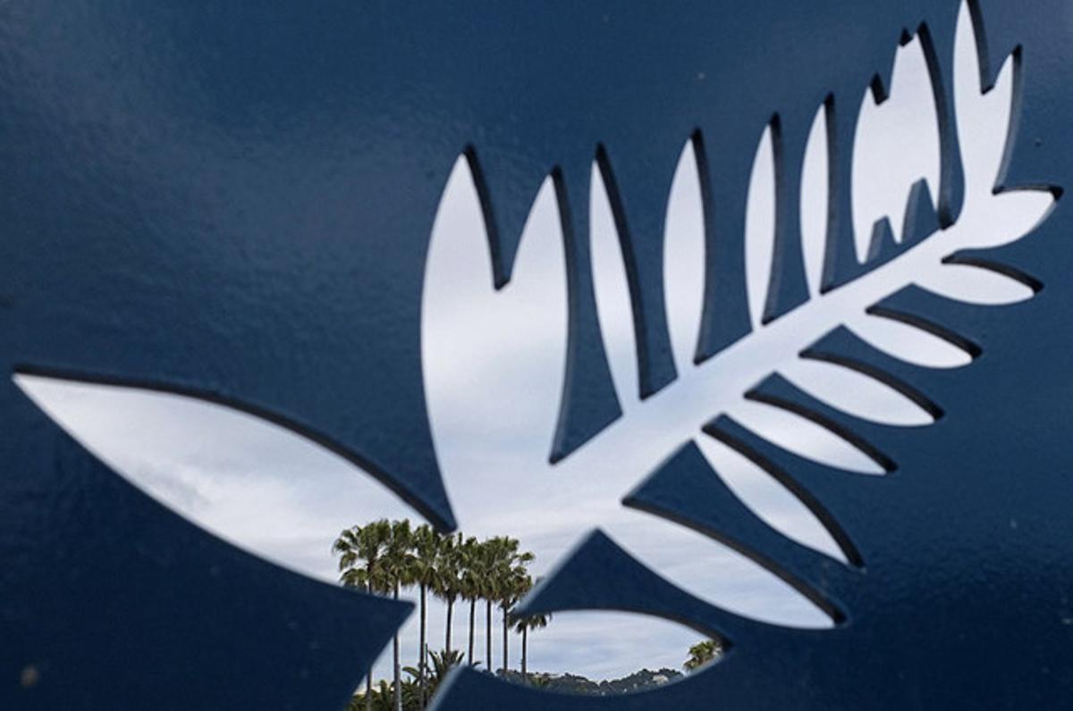 Fotografia artística amb la silueta del guardó de la Palma d’Or, dos dies abans de la inauguració del Festival de Cannes.