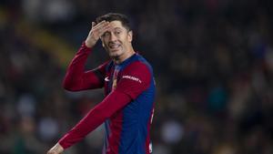 Lewandowski, con un gesto de preocupación en Montjuïc durante el Barça-Oporto de la Champions.