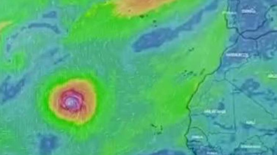 El huracán Lorenzo 'pasa de momento' de Canarias