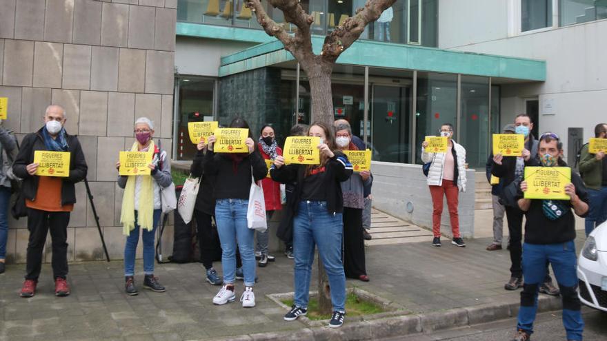 Concentració de suport als encausats davant dels jutjats de Figueres