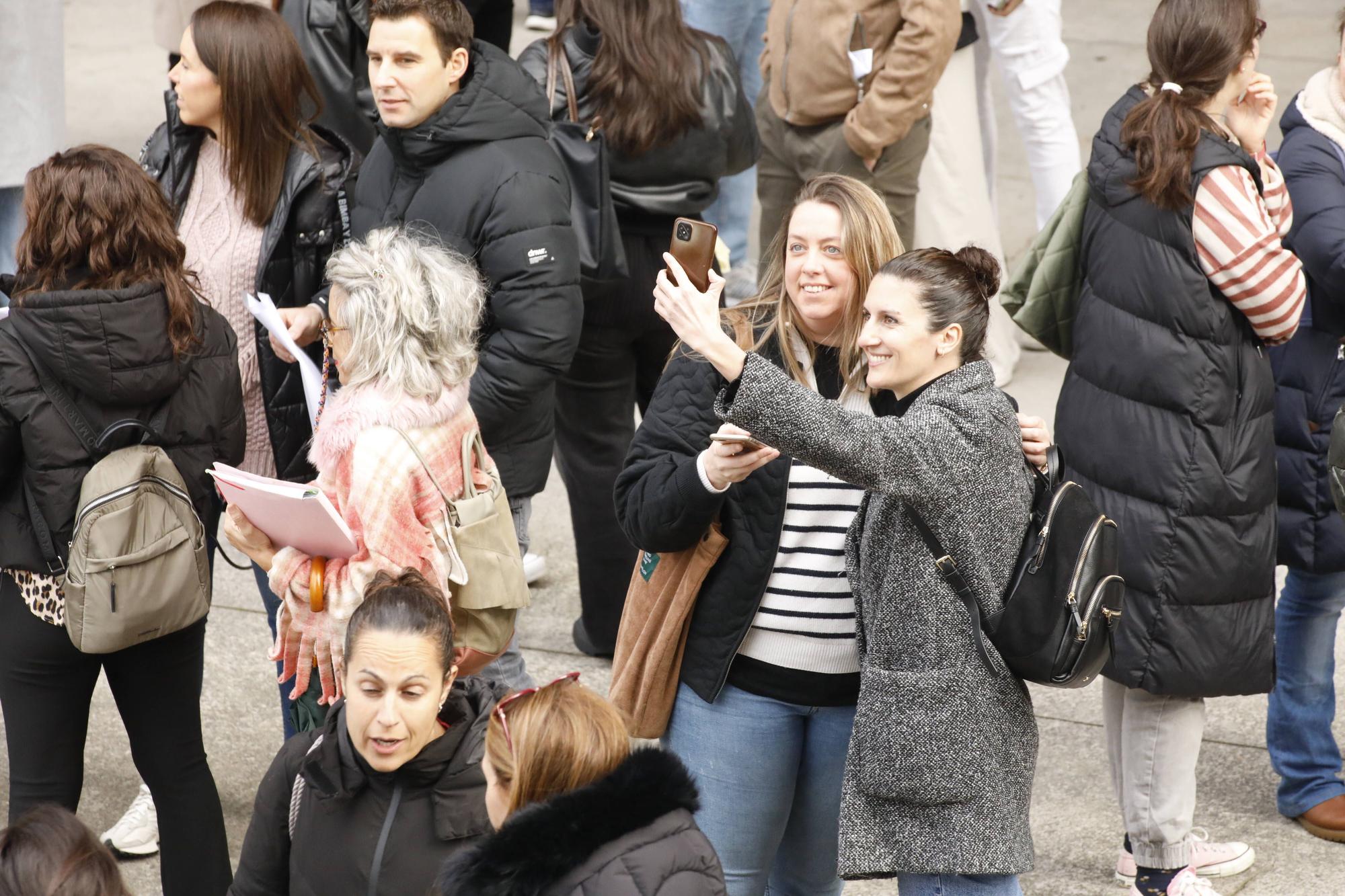 Miles de personas participan en la macrooposición de la sanidad pública asturiana.