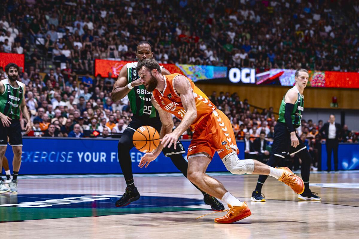 Matt Costello, autor de 9 puntos y 6 rebotes ante el Joventut.