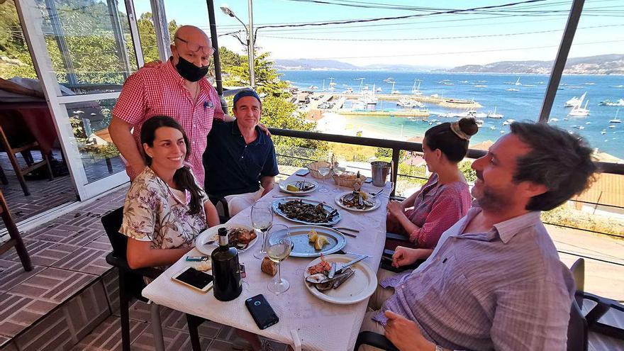 El Conde Lecquio, ayer en Beluso, con su familia y el propietario del restaurante Peixoto.