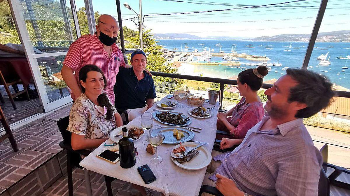 El Conde Lecquio, ayer en Beluso, con su familia y el propietario del restaurante Peixoto.