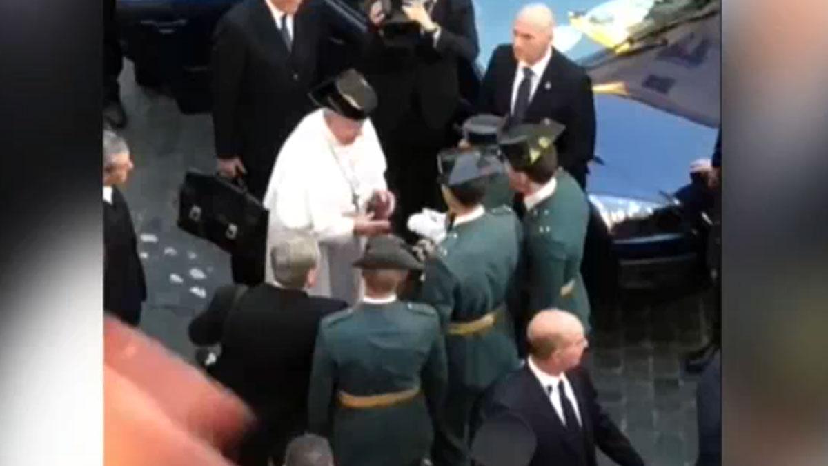 Un grupo de guardias civiles de Baeza entregan un tricornio al papa en Roma.
